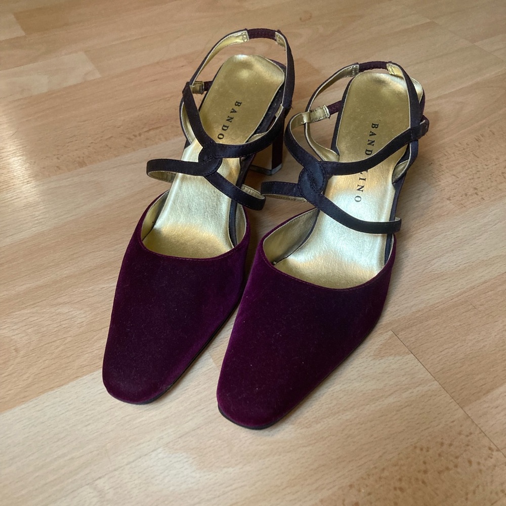 Vintage maroon velvet bandolinos